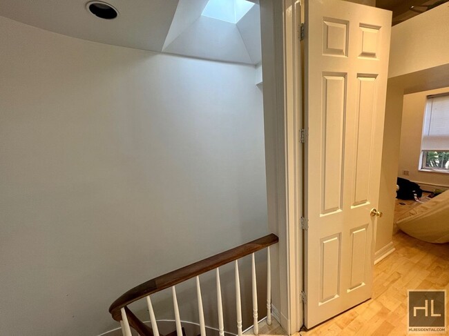 Building Photo - Top Floor Townhouse w/ Shared Backyard, Fi...