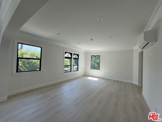 Building Photo - 237 N Irving Blvd