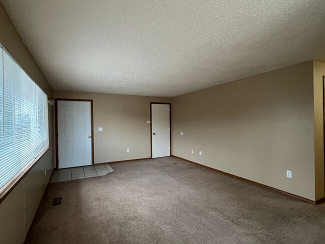 Building Photo - l502