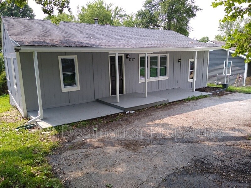 Primary Photo - 1752 S 49 St