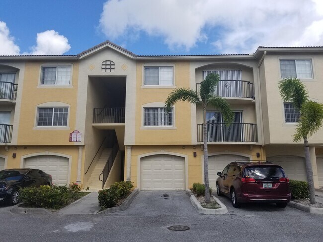 Building Photo - 900 Crestwood Ct S