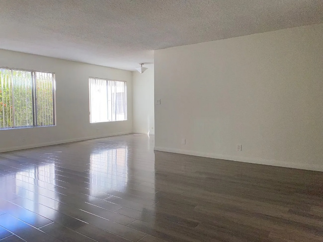Building Photo - 310 S Clark Dr