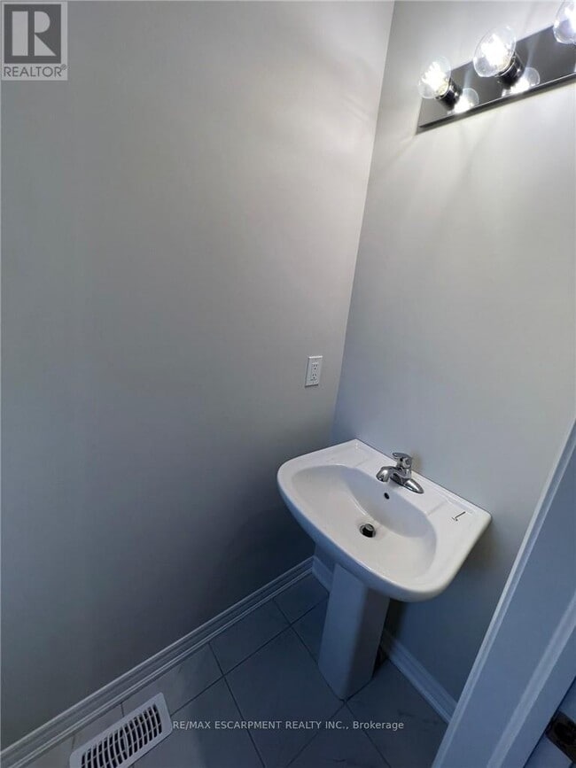 Building Photo - 5 Genoa Dr