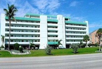 Building Photo - 1500 Park Beach Cir