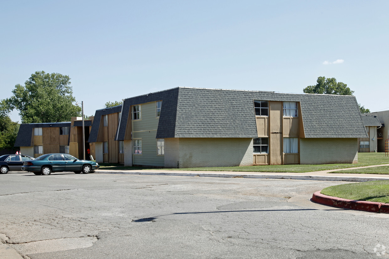 Building Photo - Oakridge Village Apartments