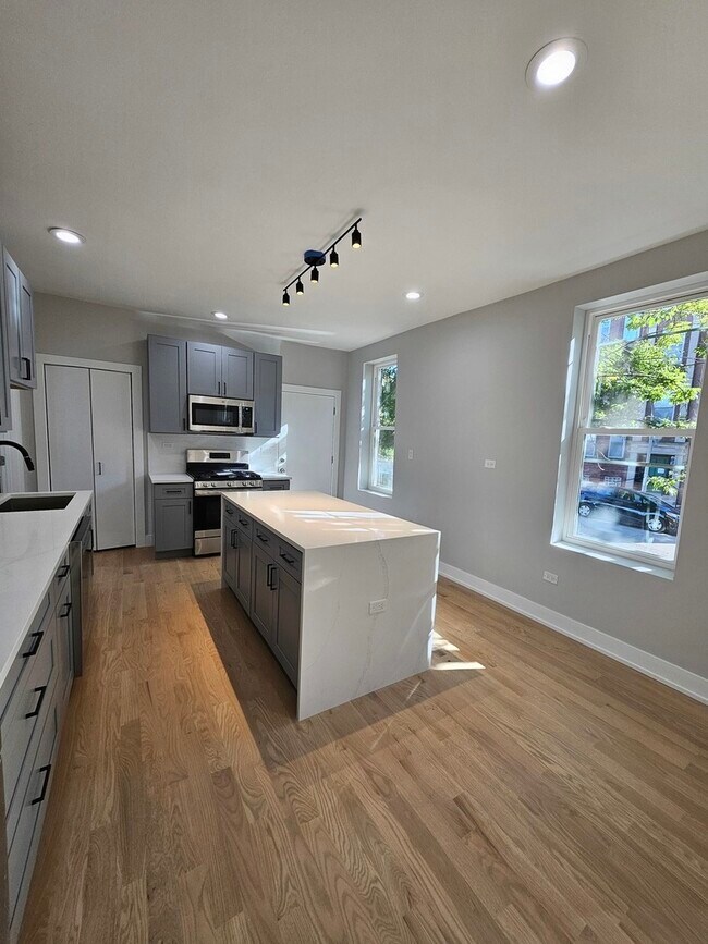 Building Photo - 901 N Francisco Ave