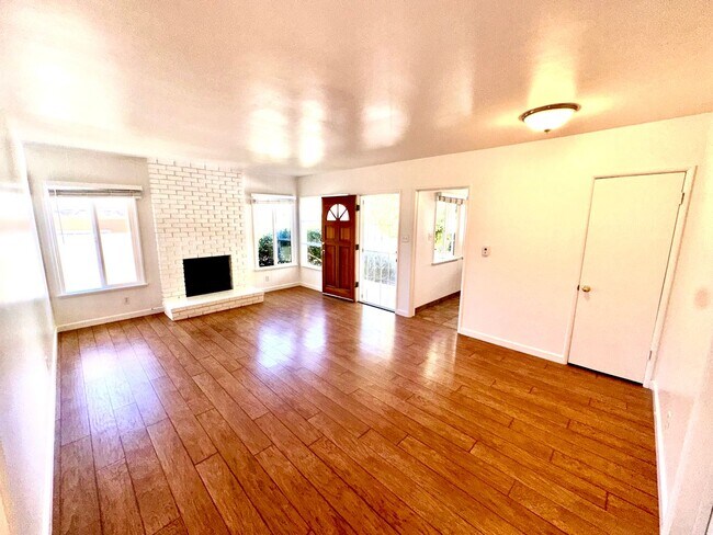 Foto del edificio - Charming Manhattan Beach Home with Spacious Yard – Prime Location!
