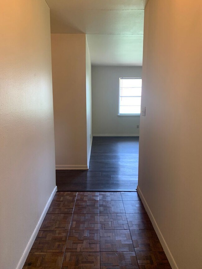 Building Photo - Mid-Century 3BR in Fayetteville!