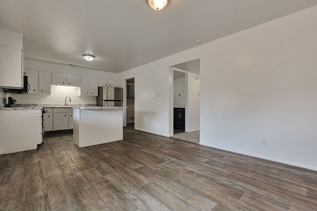 Foto del edificio - NEW CARPET | Charming 3 B 1.5 BA Duplex Unit in the Heart of Midvale