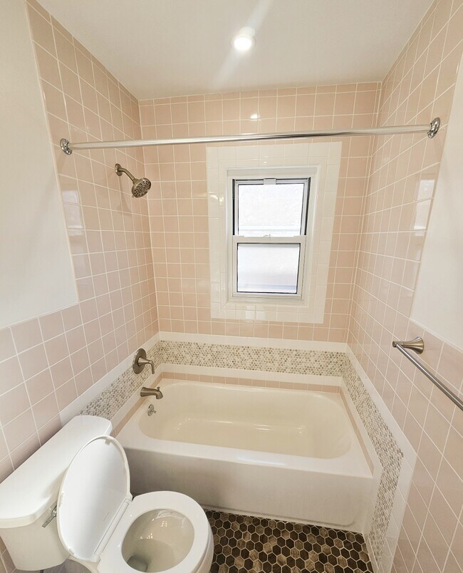 Baño recién reformado - 2050 Hazen St