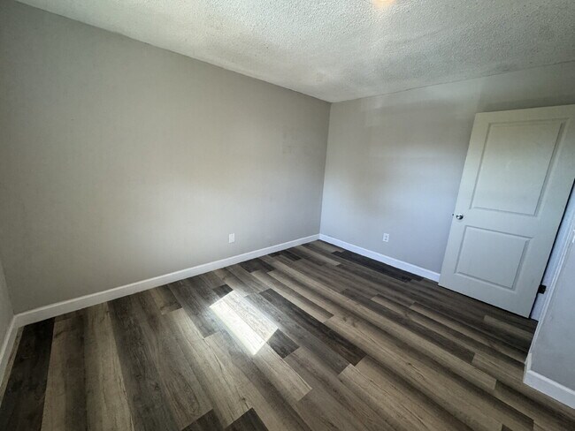 Building Photo - 118 Harrys Dr