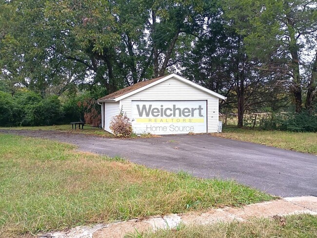 Foto del edificio - 3BR Home with Basement, Screened Porch & Garage