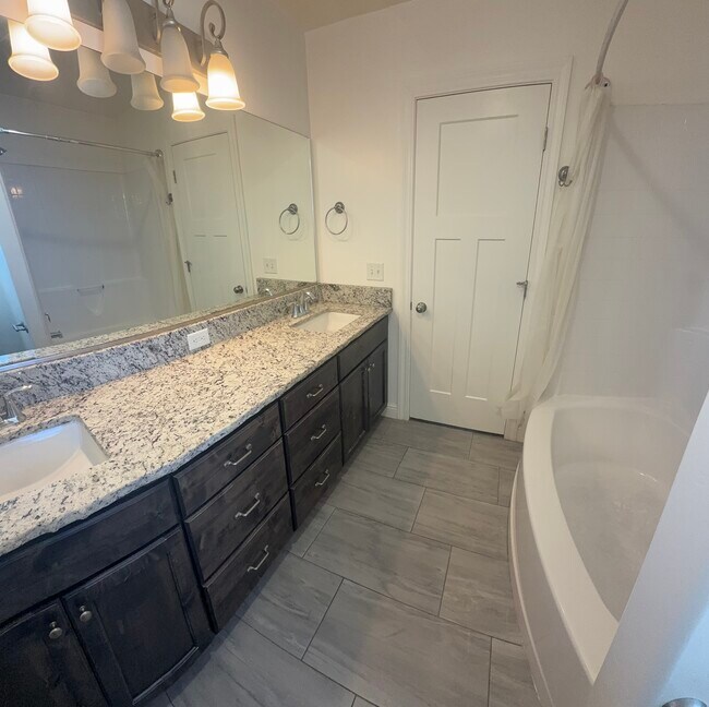 Foto del edificio - 311 Emery Ln