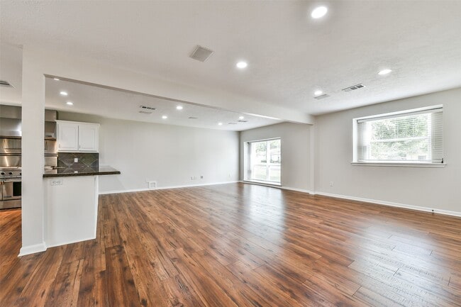 Building Photo - 304 Bellmar Ln