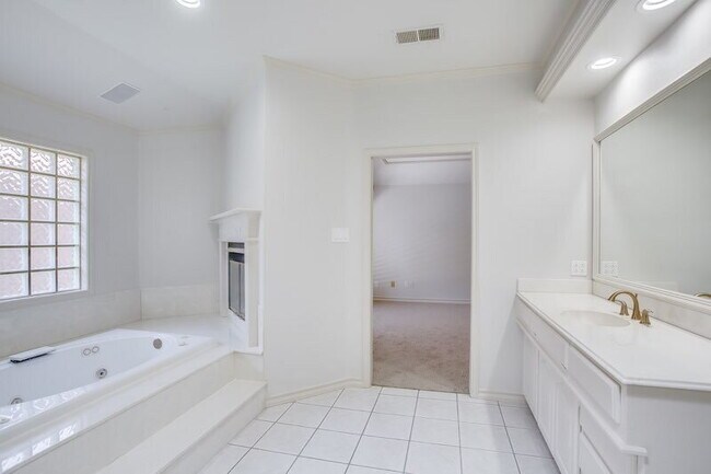 Foto del edificio - Over the top garden home - Half off the fi...