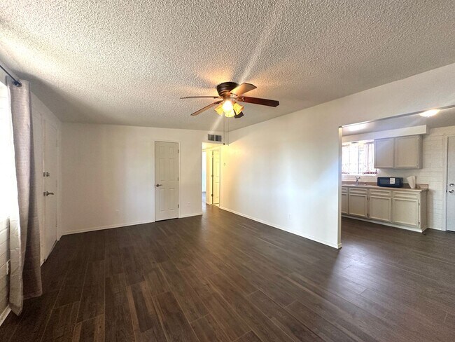 Foto del edificio - 2 Bedroom Renovate House! Large Yard and C...