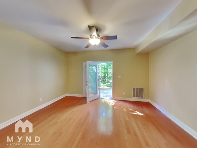 Building Photo - 104 Carved Oak Dr