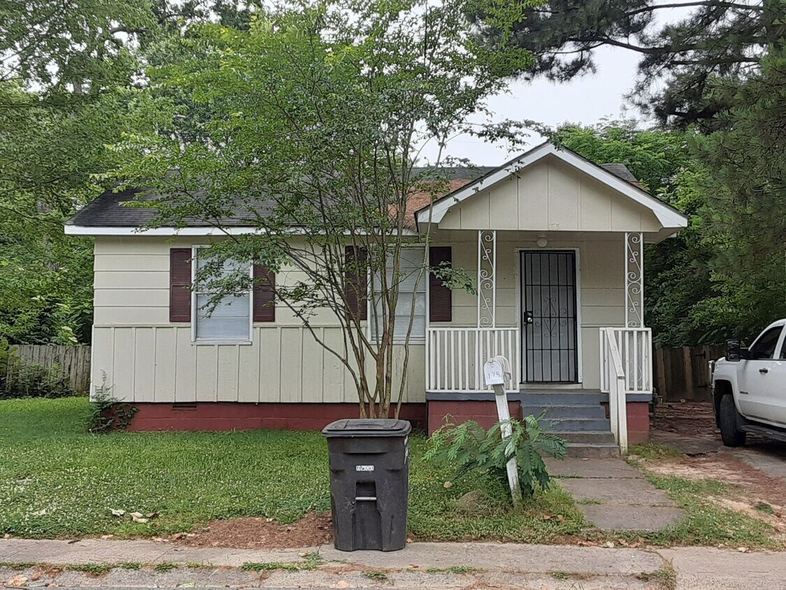 Foto principal - 2 bedroom central air and Heat