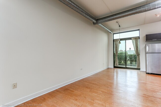LivingRoom - 650 W Wayman St