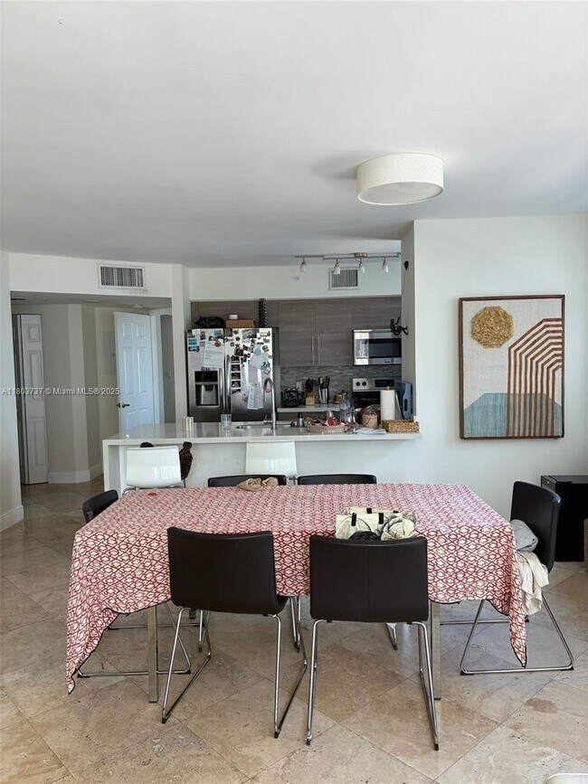 Building Photo - 1155 Brickell Bay Dr