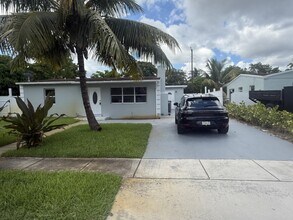 Building Photo - 2329 Fairway Dr