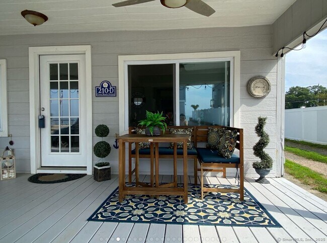 Foto del edificio - 210D Cosey Beach Ave