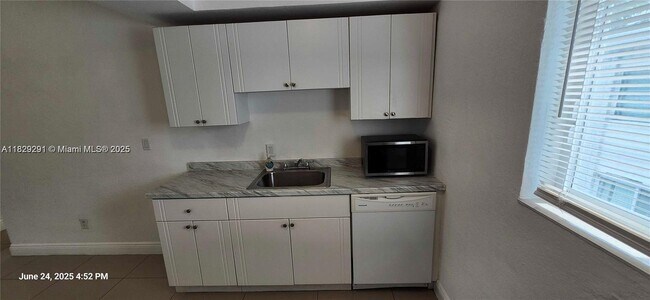 Foto del edificio - 9800 E Bay Harbor Dr