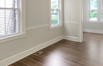 Building Photo - 137 Willowdale Ave