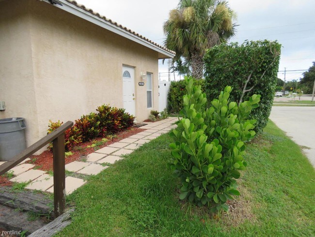 Foto del edificio - 2 br, 1 bath Duplex - 11865 Ellison Wilson Rd