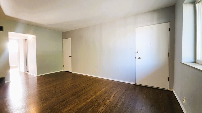 Foto del edificio - 7876 Big Bend Blvd