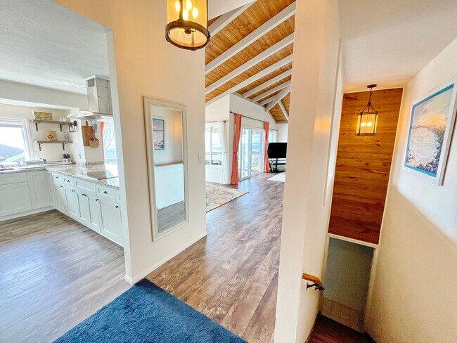 Foto del edificio - Wailuku Heights Executive Style 3Bed/2Bath Furnished Upstairs Home - Pool w/ cabanas - Most Utili...