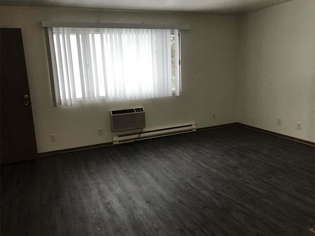 Building Photo - 4320 Kennedy Dr