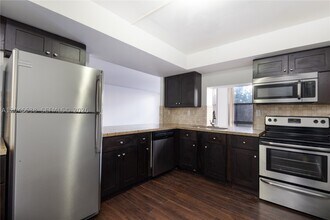 Building Photo - 1000 Parkview Dr