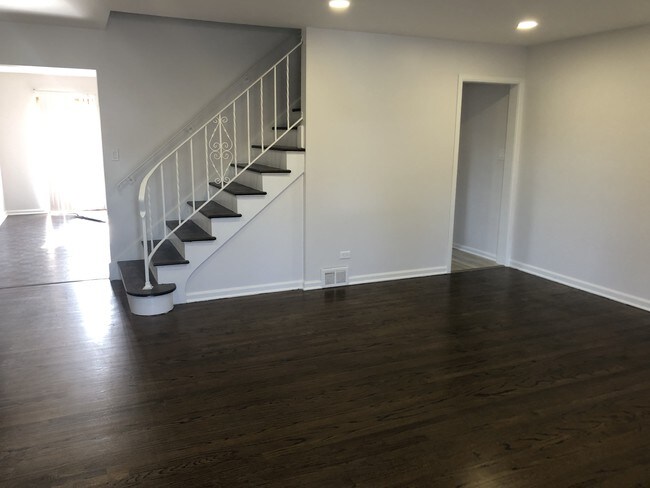 Sala de estar - 2003 Walters Ave