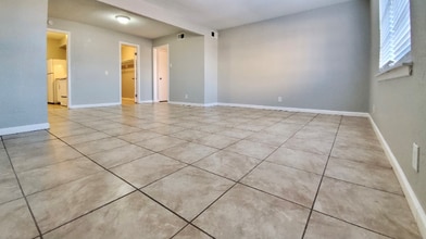 Building Photo - 3862 Englewood Cir