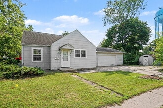 Building Photo - 114 Eastlawn Dr