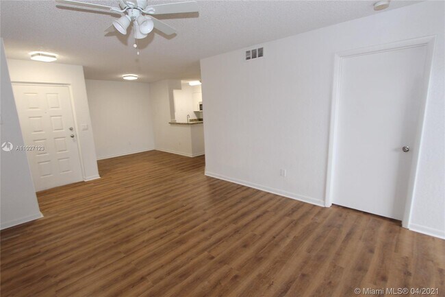 Foto del edificio - 2881 N Oakland Forest Dr