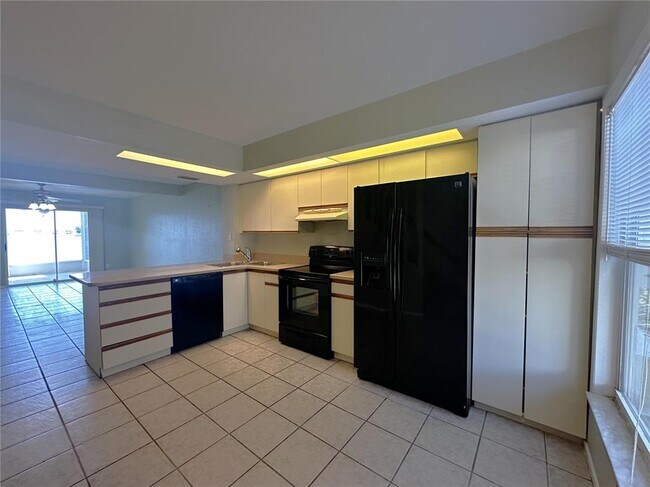 Foto del edificio - 26310 Rampart Blvd