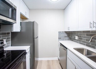 Building Photo - Jefferson on the Lake