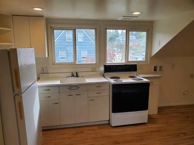 Building Photo - 1114 9th Ave SE