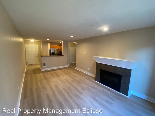 Building Photo - 1 br, 1 bath House - 123 Queen Anne Ave N....
