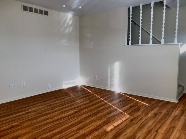 Building Photo - SPACIOUS TOWNHOME IN WILLOW TERRACE