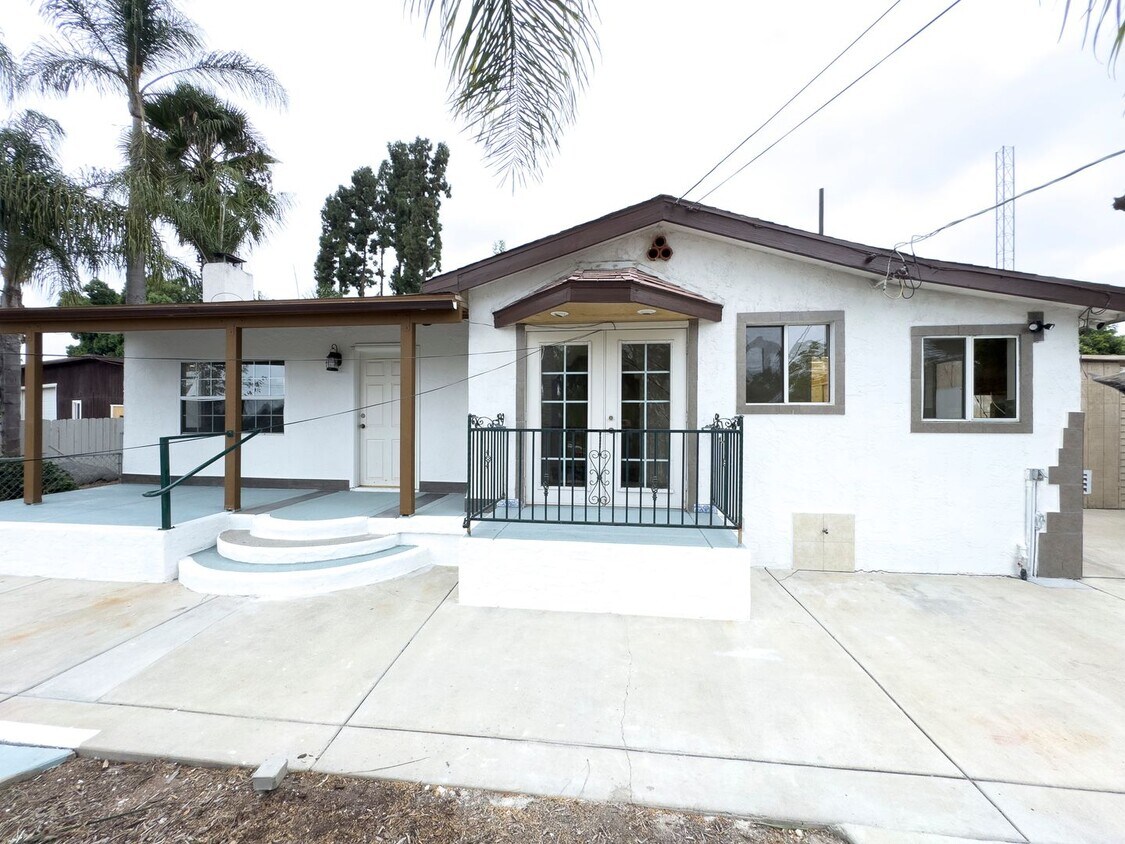 Primary Photo - 1341 W Vista Way