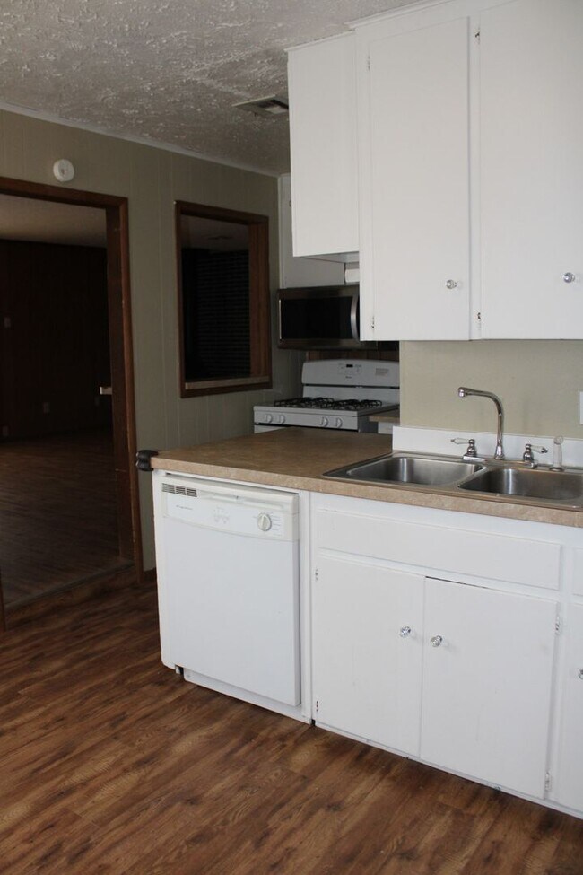Building Photo - Believe it! 3 bds, 2 ba, MWC Schools - Tin...