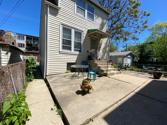 Building Photo - 1620 W Thome Ave