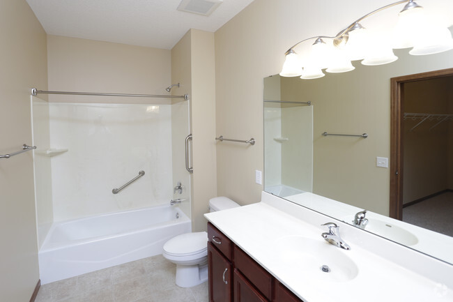 Bathroom - Oaks Glen Lake Apartments