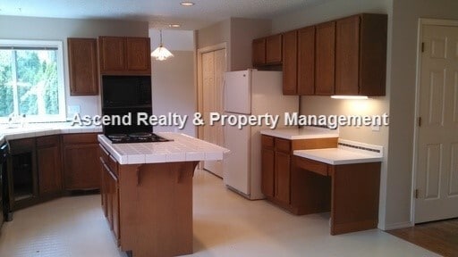 Foto del edificio - Lower Price!! Wilsonville 2 Level Work Shop/Workout Room Fenced Yard Quick Access to I5 & Shops