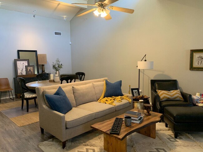 Foto del edificio - 104 N Troy Ave