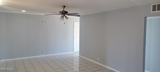Foto del edificio - 2230 E Birchwood Ave