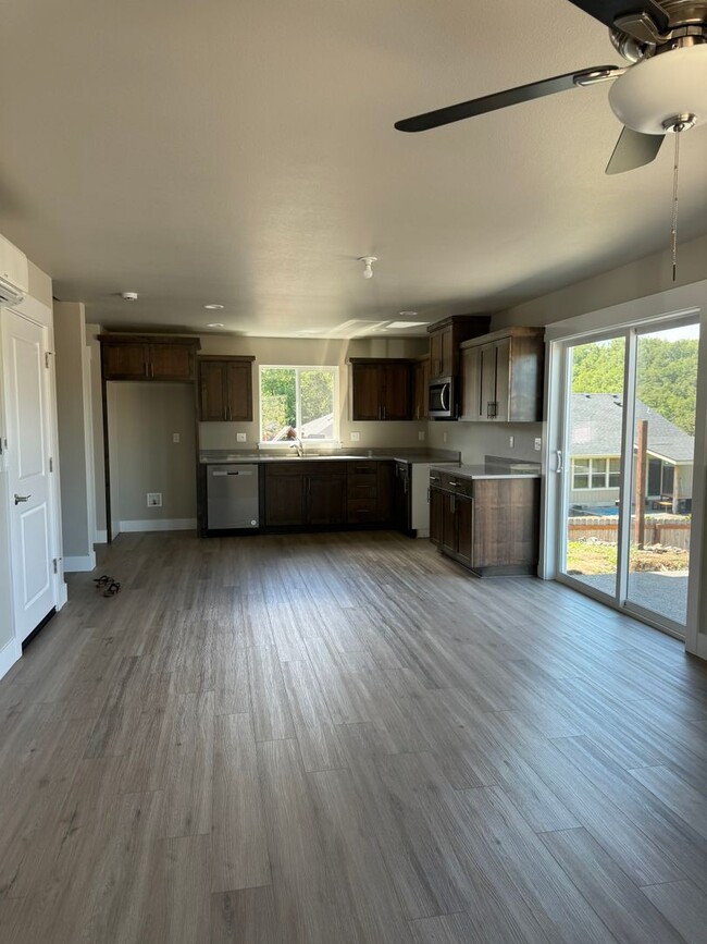 Foto del edificio - Newer West Roseburg 3-Bedroom, 2.5-Bath Townhouse